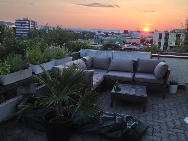 Balkon mit Lounge beim Sonnenuntergang