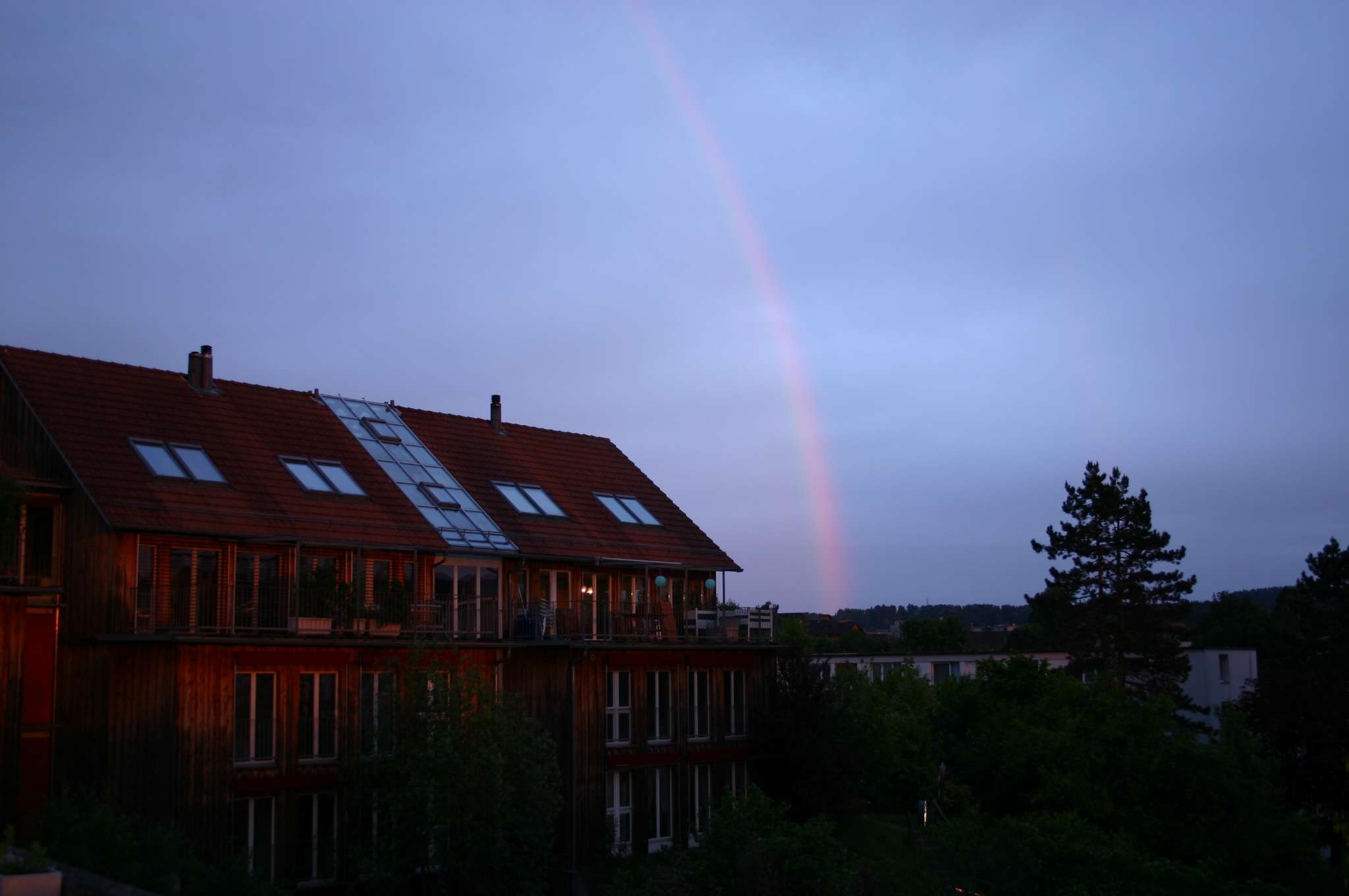 Regenbogen hinter der Nachbarssiedlung vom Balkon aus