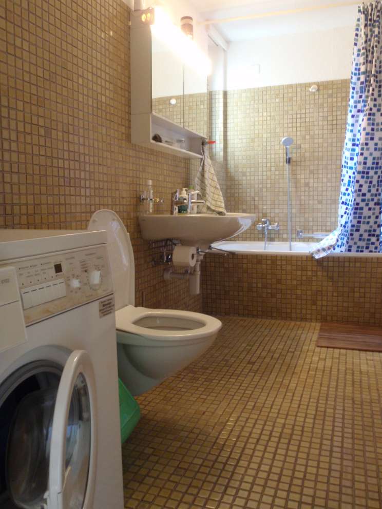 Grosses Bad mit Badewanne und Waschmaschine